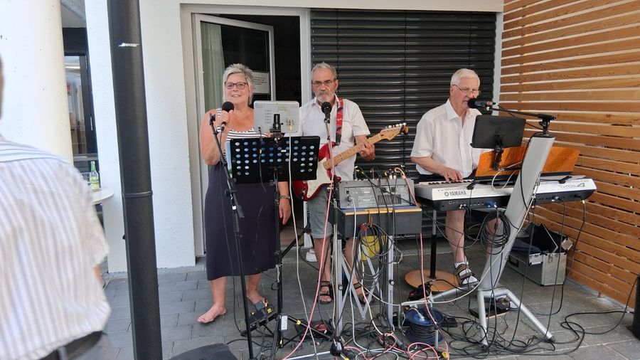 Duo-Kristall plus live: Albert, Charly und Gabi bei einem Auftritt
